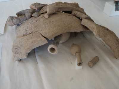 Nel �museo� sono presenti anche piccole ampolle cilindriche coperte da spessi cocci ceramici